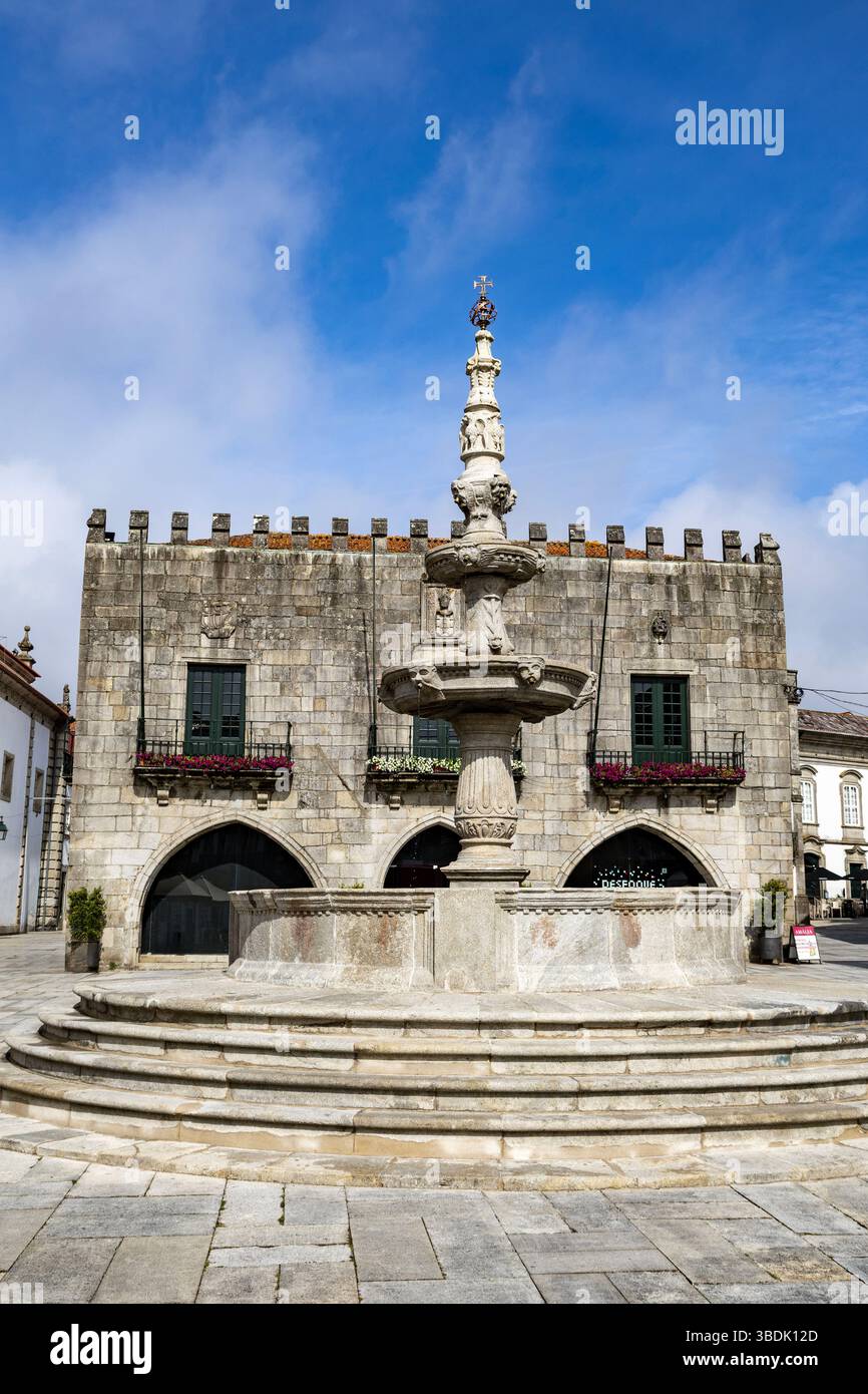 Fontaine historique, construite en 1559 en pierre de granit, à Viana do Castelo, Portugal Banque D'Images