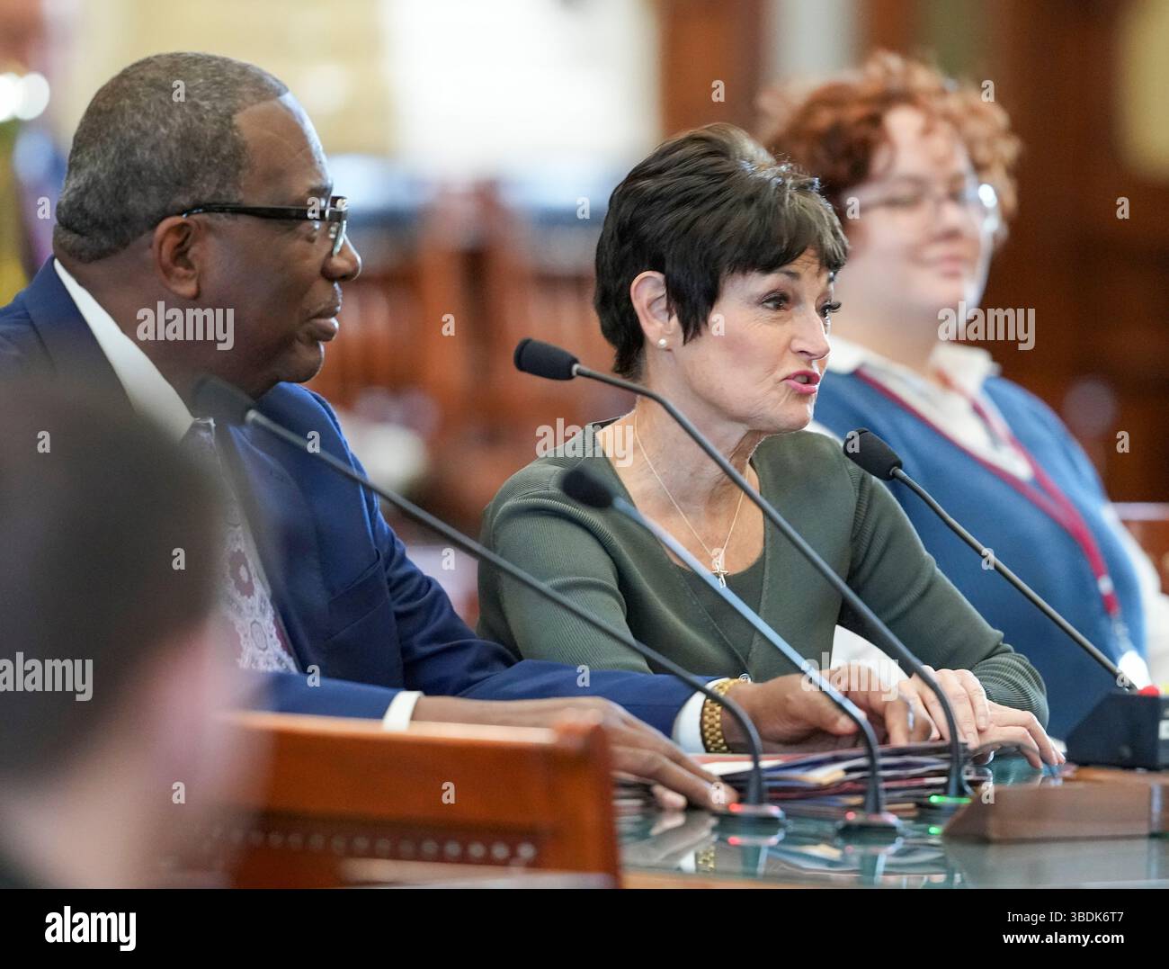 Austin Texas USA, 23 mai 2025 : la sénatrice de l'État du Texas, DONNA CAMPBELL (R-New Braunfels), prend la parole lors d'une réunion de comité dans la salle du sénat. ©Bob Daemmrich Banque D'Images