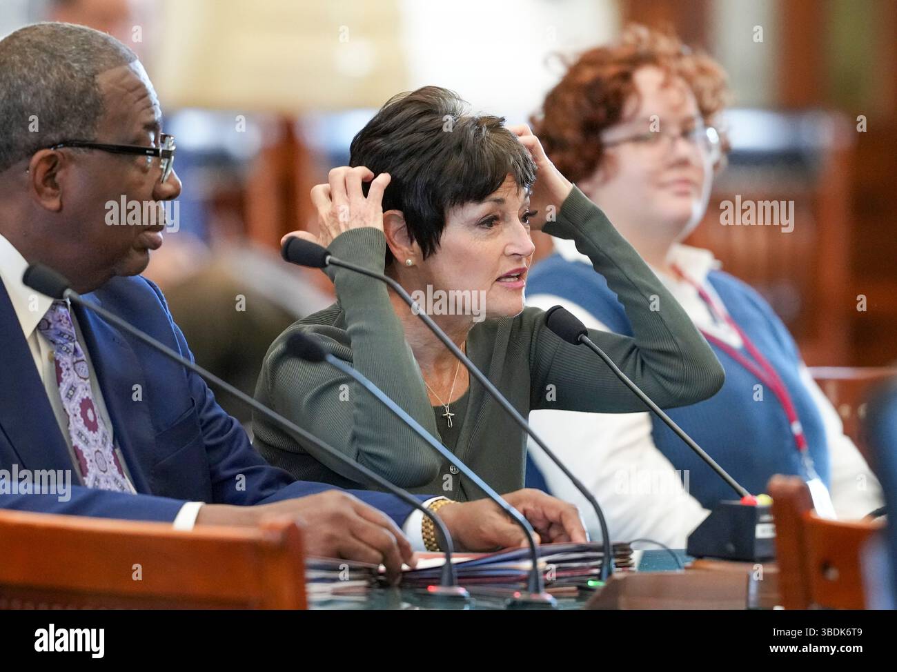 Austin Texas USA, 23 mai 2025 : la sénatrice de l'État du Texas, DONNA CAMPBELL (R-New Braunfels), prend la parole lors d'une réunion de comité dans la salle du sénat. ©Bob Daemmrich Banque D'Images
