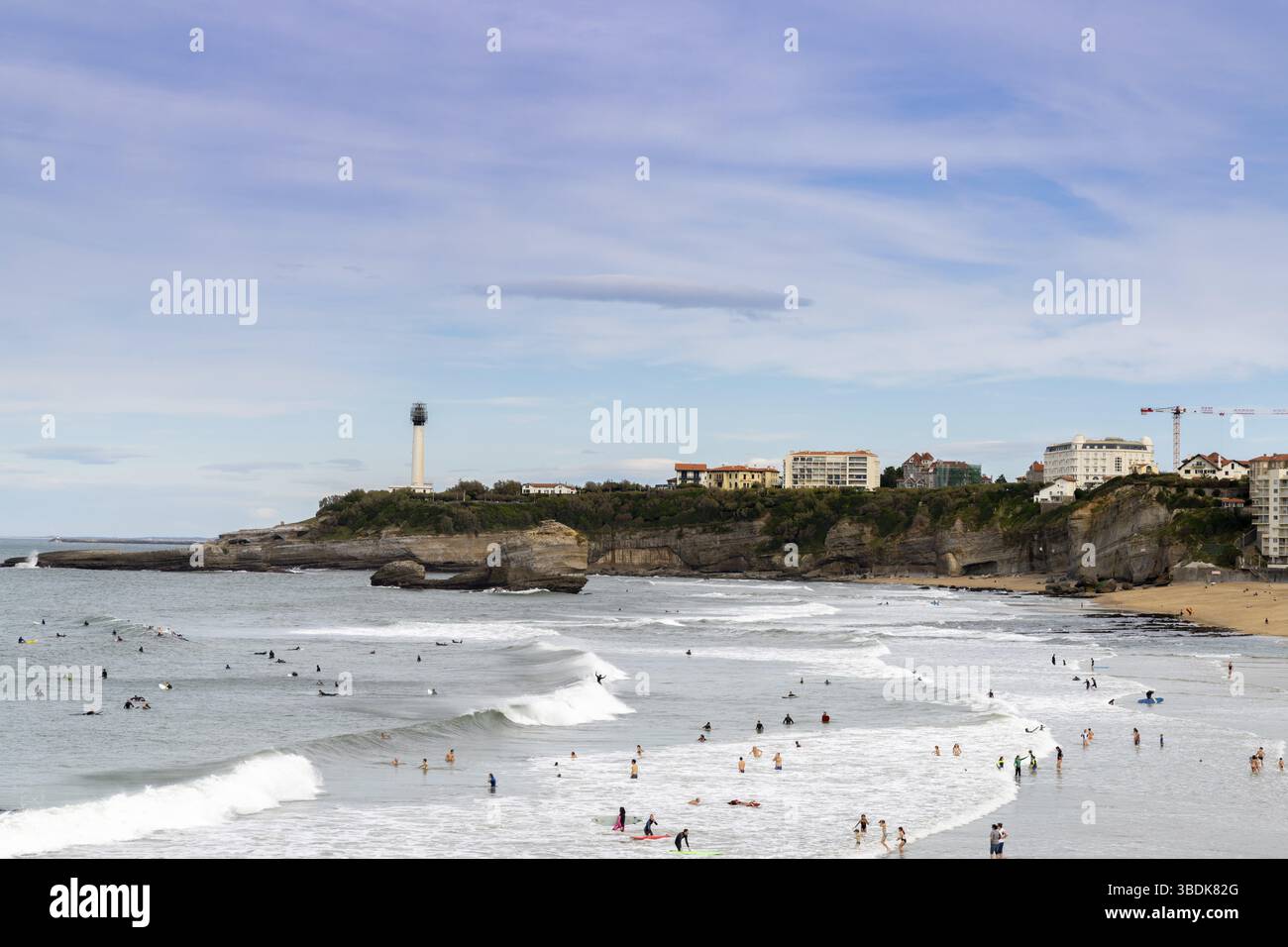 France - 21 octobre 2020 : de nombreux surfeurs apprécient les vagues de la Grande plage de Biarritz Banque D'Images