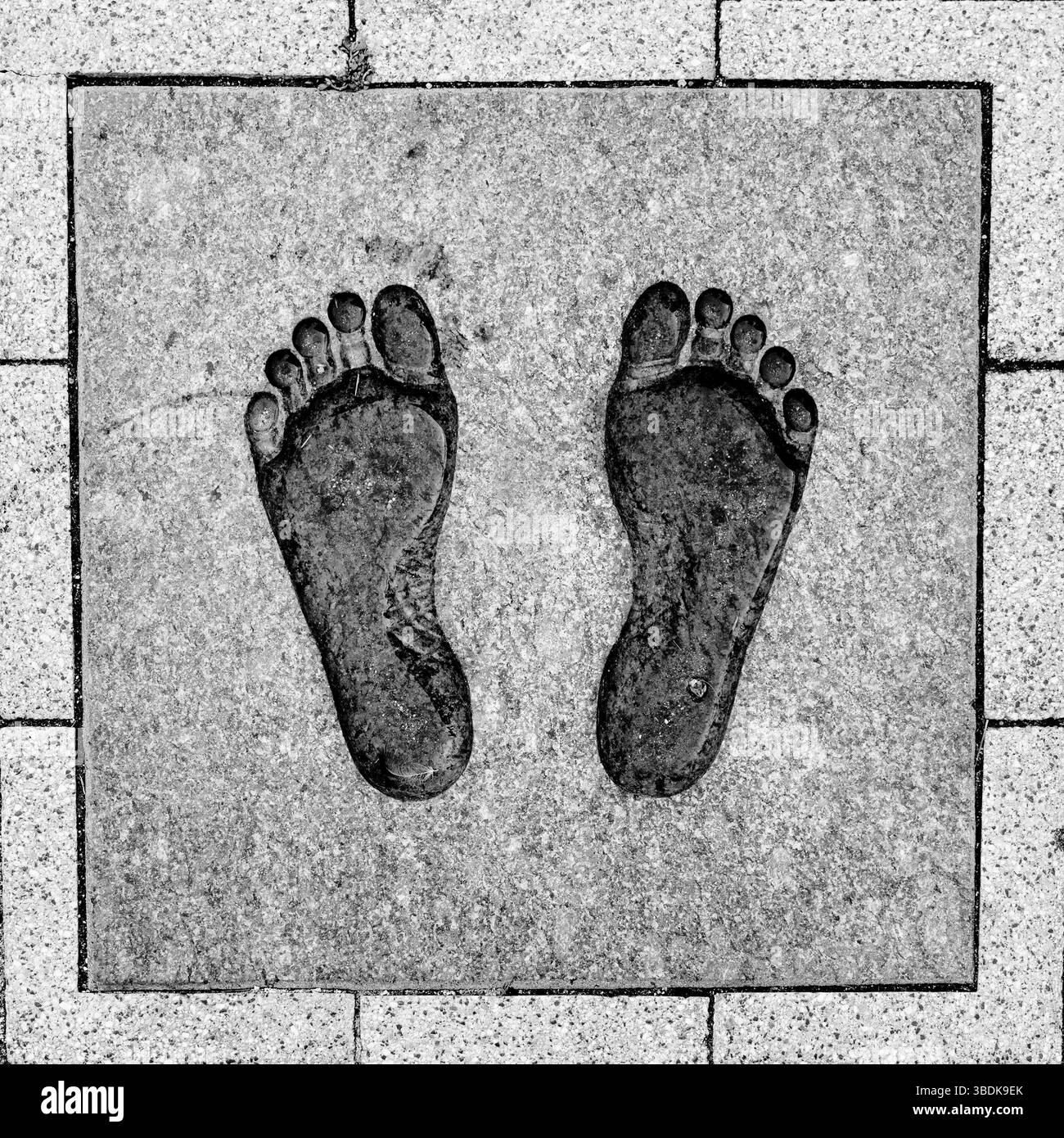 Vilnius, Lituanie - 30 août 2021 : empreintes de bronze sur la place de la cathédrale de Vilnius, symbole de la manifestation de la chaîne de la liberté Banque D'Images