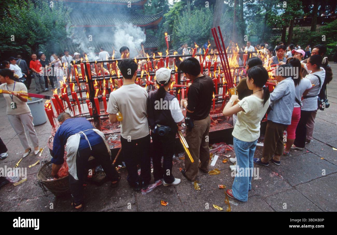 Les gens éclairent des bougies, temple Wni, Sichu, temple de l'éternité, temple de dix mille ans, temple Wannian, Sichuan, Chine, Asie Banque D'Images