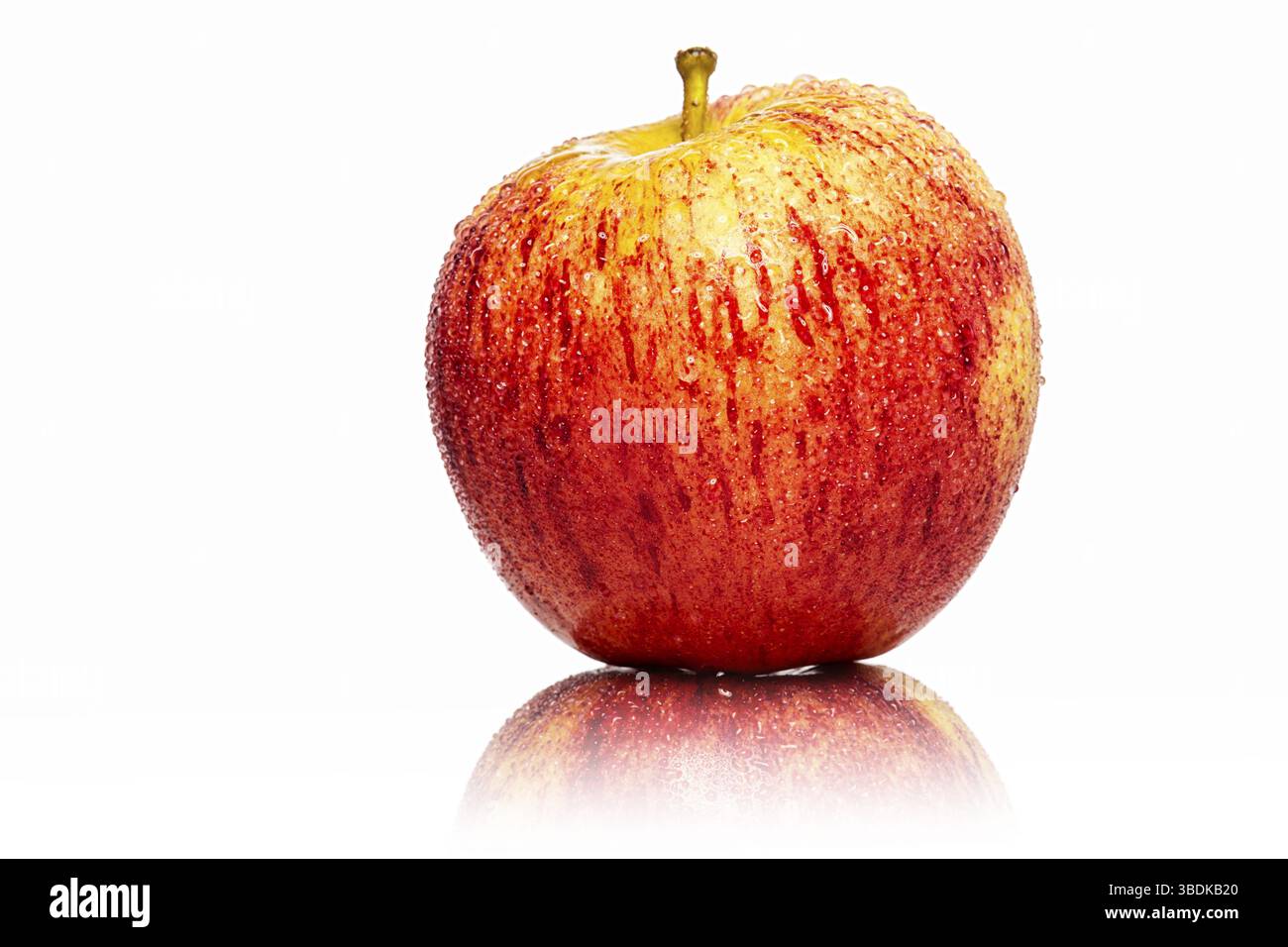 Pomme fraîche rouge avec des gouttes d'eau, isolée sur blanc Banque D'Images