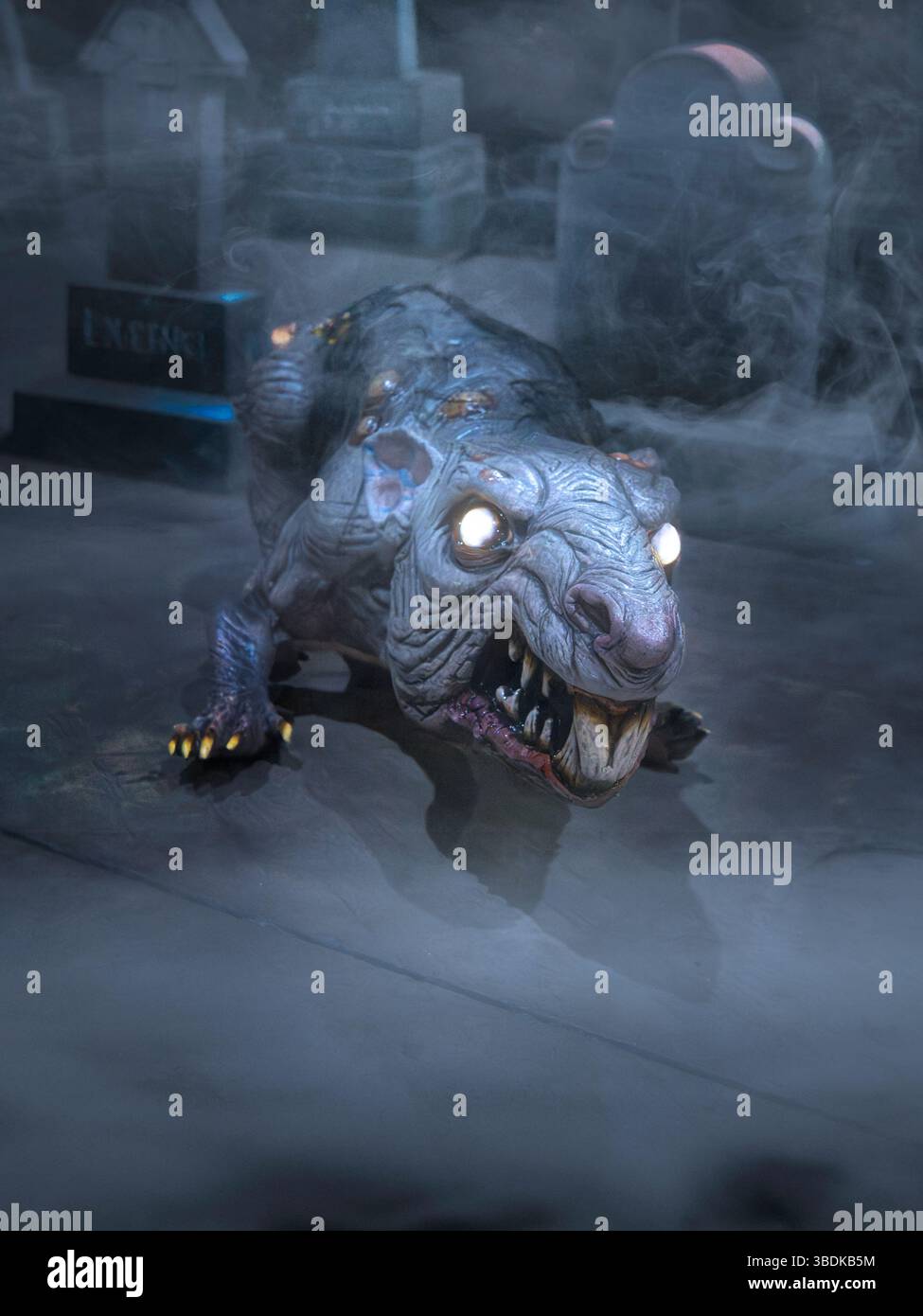 Hell Hound dans un cimetière la nuit Banque D'Images