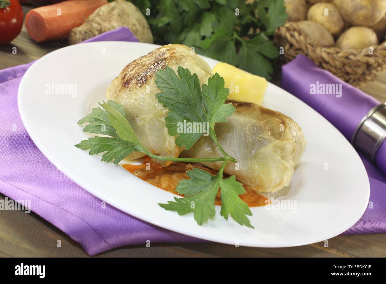 Roulade de chou braisé avec persil sur une serviette violette Banque D'Images