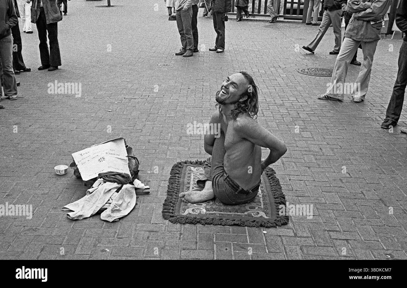 Contorsionnistes sur un trottoir au virage du téléphérique de Powell Street et Market Street à San Francisco, Californie, 1975 Banque D'Images