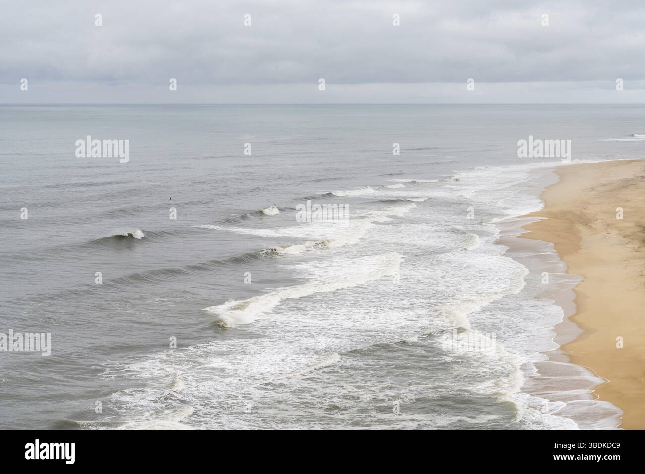 Vue sur la célèbre plage Praia de Norte de Nazare sur la côte du Portugal Banque D'Images