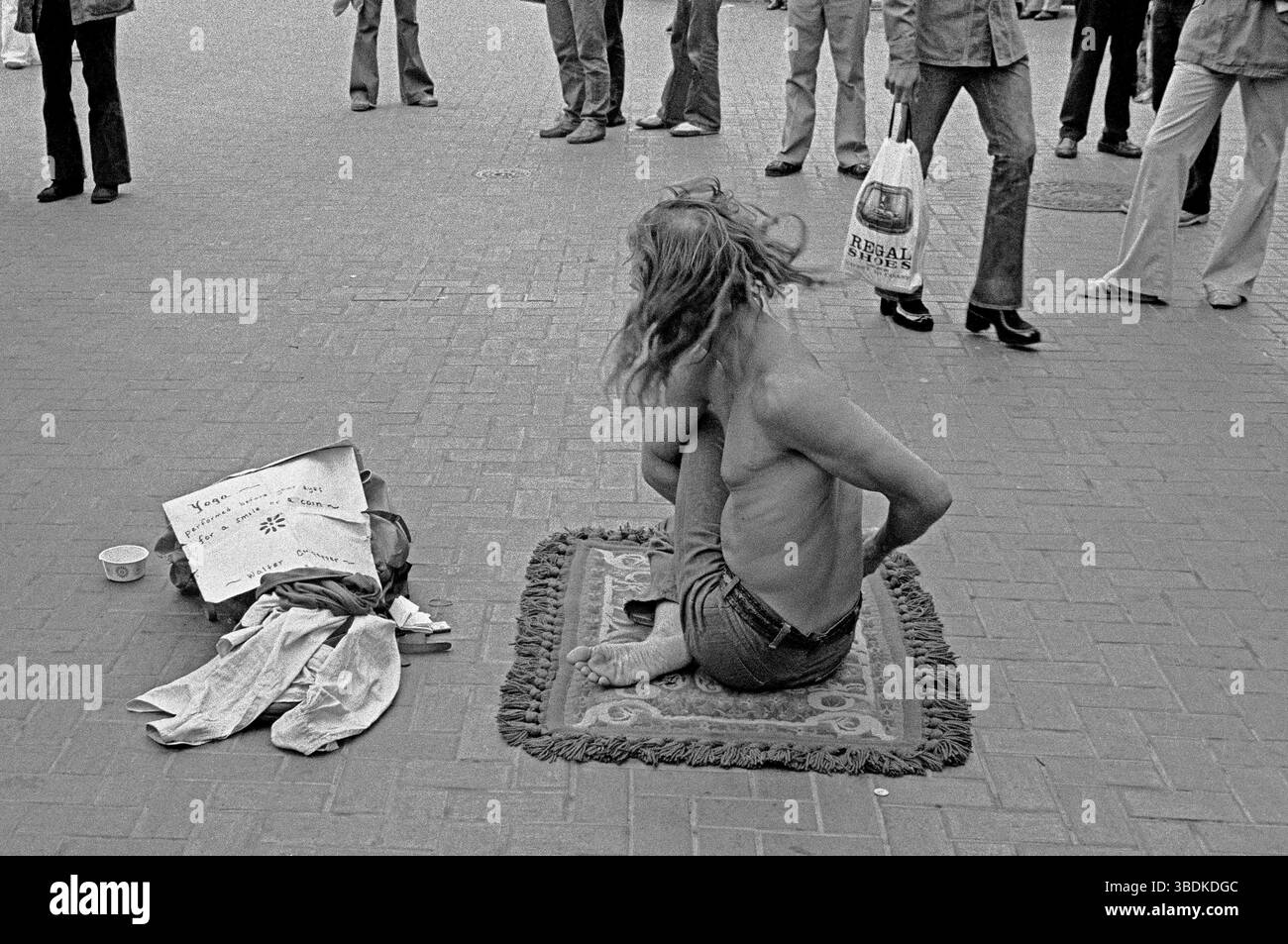 Contorsionnistes sur un trottoir au virage du téléphérique de Powell Street et Market Street à San Francisco, Californie, 1975 Banque D'Images