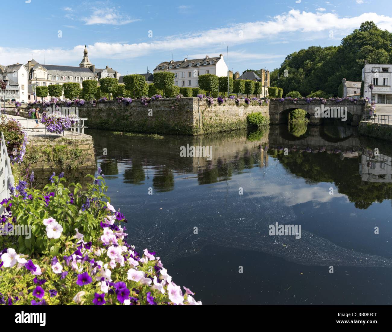 France - 24 août 2019 : rivière Laita et petite ville de Quimperle, dans le sud de la Bretagne Banque D'Images