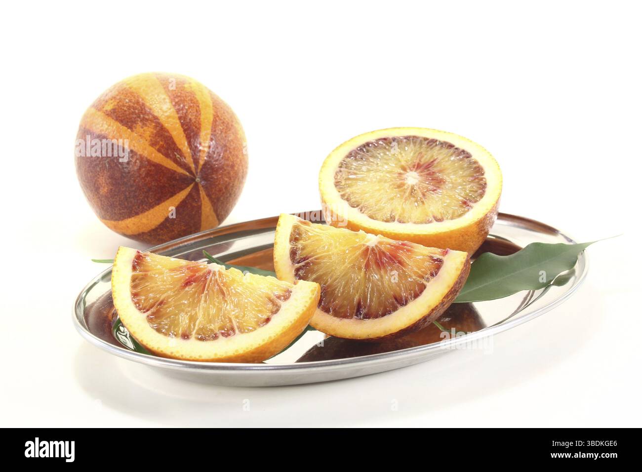 Deux oranges sanguines rouges-jaunes fraîches avec des feuilles sur un fond clair Banque D'Images