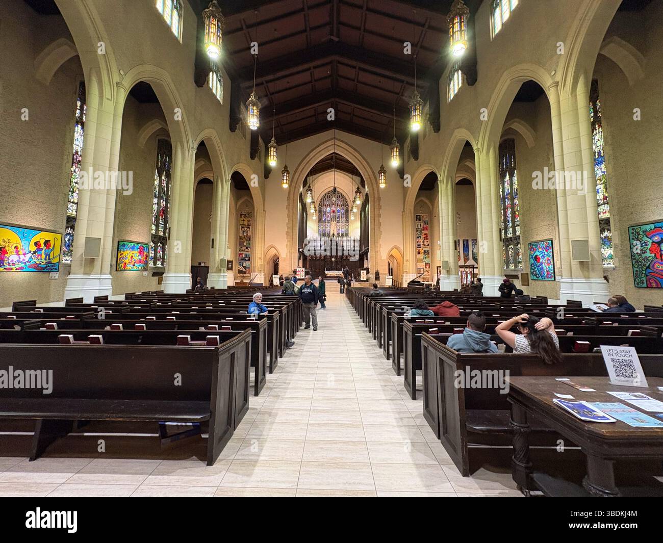 Metropolitan United Church. Vue intérieure de la nef regardant vers l'autel, montrant des bancs, des vitraux et l'architecture de la descente historique Banque D'Images