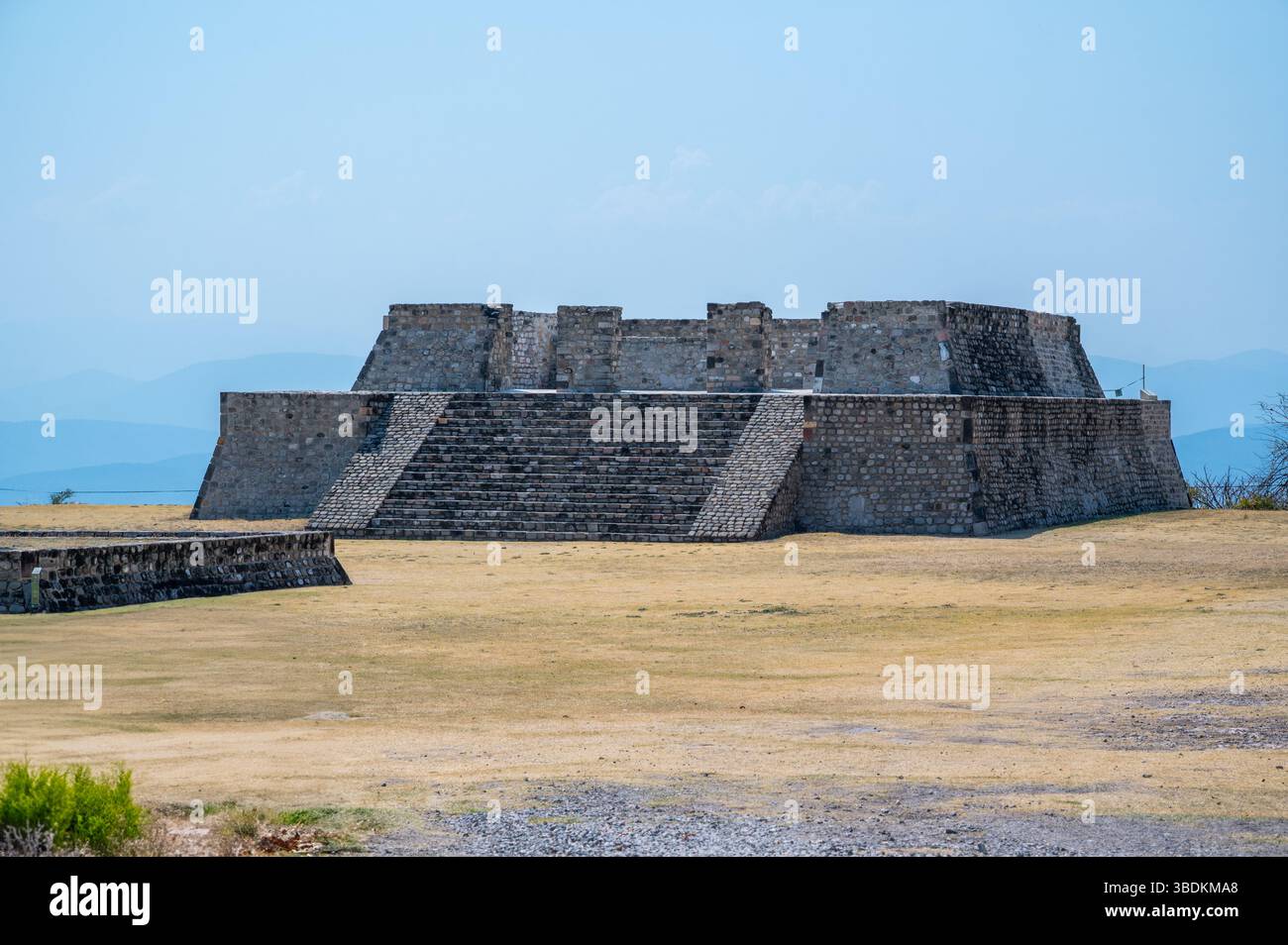 Zone archéologique de Xochicalco Pyramide sous le soleil chaud Banque D'Images
