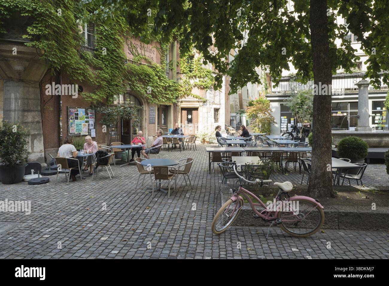 Suisse - 28 août 2019 : café et bar pittoresques dans la vieille ville historique de Bienne Banque D'Images
