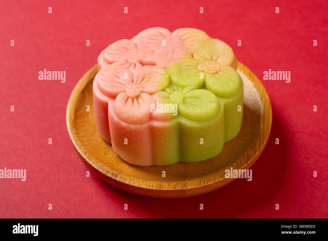 vue d'angle forme fleur jaune mooncake sur rouge Banque D'Images