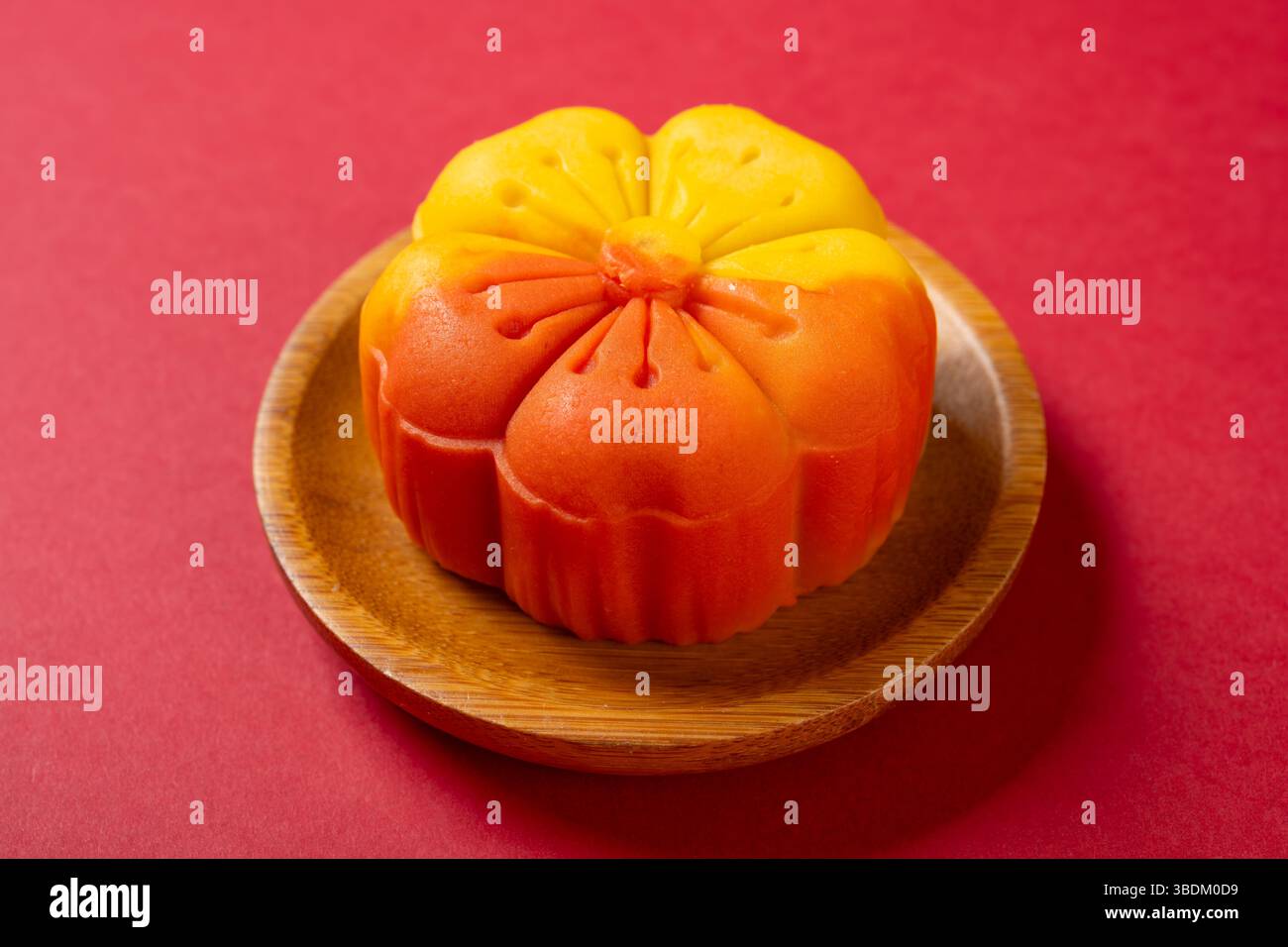 vue d'angle forme fleur orange mooncake sur rouge Banque D'Images