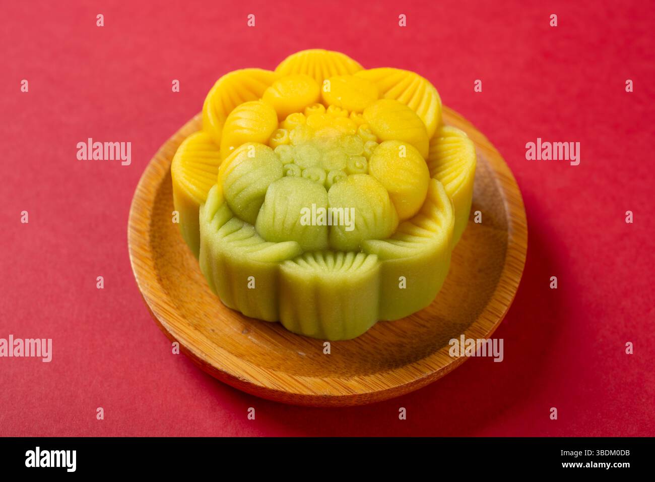 vue d'angle forme de fleur rose et vert mooncake sur rouge Banque D'Images
