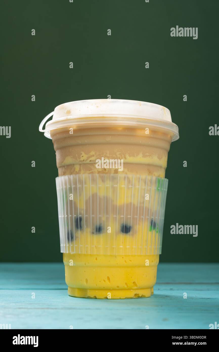 thé au lait assam de perles noires de mangue à composition verticale Banque D'Images