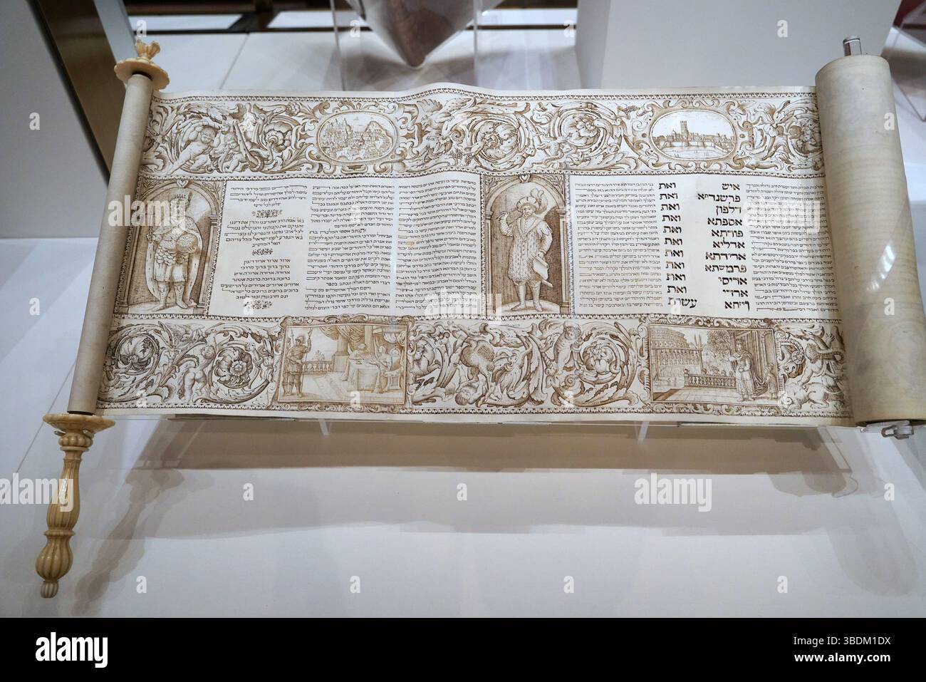 Parchemin hébreu du livre biblique d'Esther, traditionnellement lu au festival de Pourim, exposé à la Bibliothèque publique de New York, fait à Amsterdam i Banque D'Images