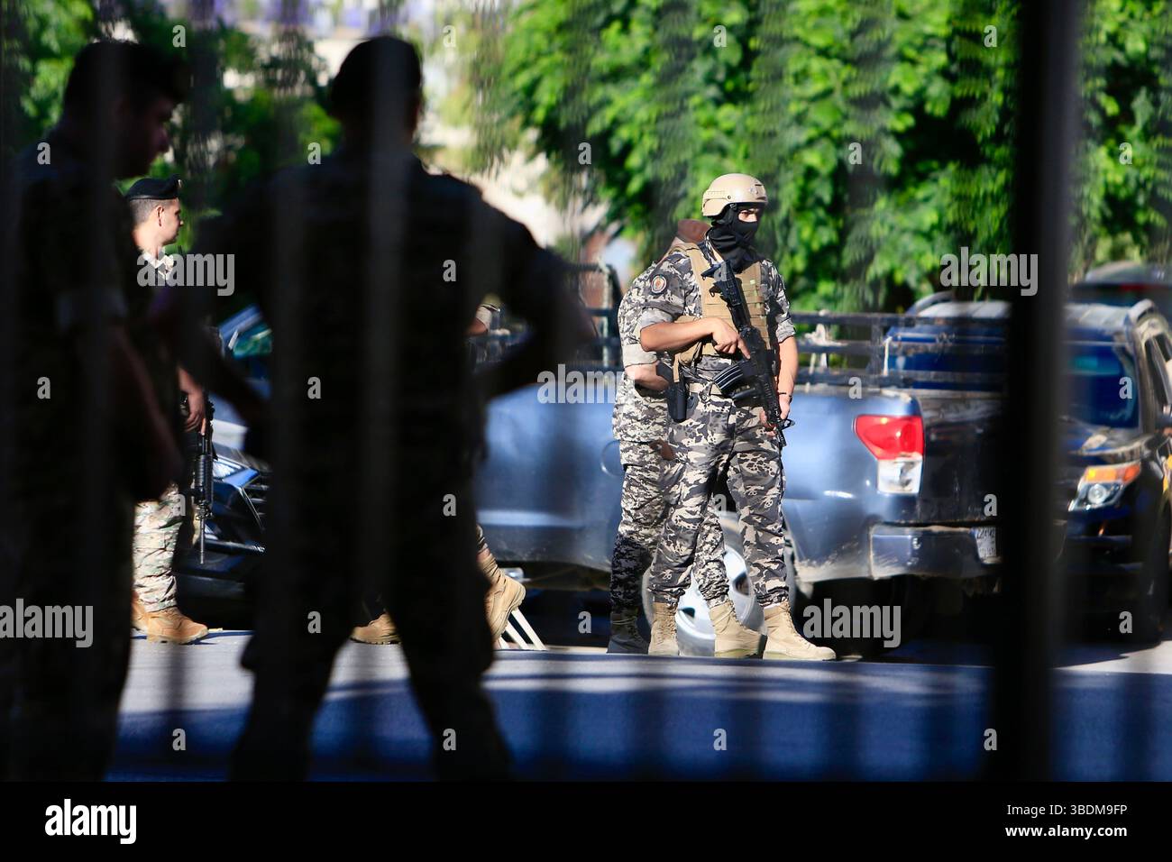 Nabatieh, Liban. 24 mai 2025. Des soldats montent la garde dans une rue à Nabatieh, Liban, le 24 mai 2025. Samedi, le Liban a avancé avec des élections municipales dans son sud ravagé par le conflit, en poursuivant malgré les frappes aériennes israéliennes en cours, les déplacements massifs et les graves difficultés logistiques. Crédit : Ali Hashisho/Xinhua/Alamy Live News Banque D'Images