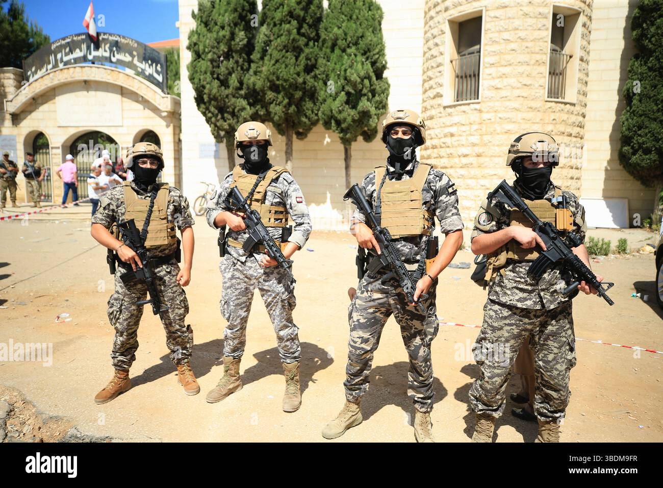 Nabatieh, Liban. 24 mai 2025. Des soldats montent la garde dans une rue à Nabatieh, Liban, le 24 mai 2025. Samedi, le Liban a avancé avec des élections municipales dans son sud ravagé par le conflit, en poursuivant malgré les frappes aériennes israéliennes en cours, les déplacements massifs et les graves difficultés logistiques. Crédit : Ali Hashisho/Xinhua/Alamy Live News Banque D'Images