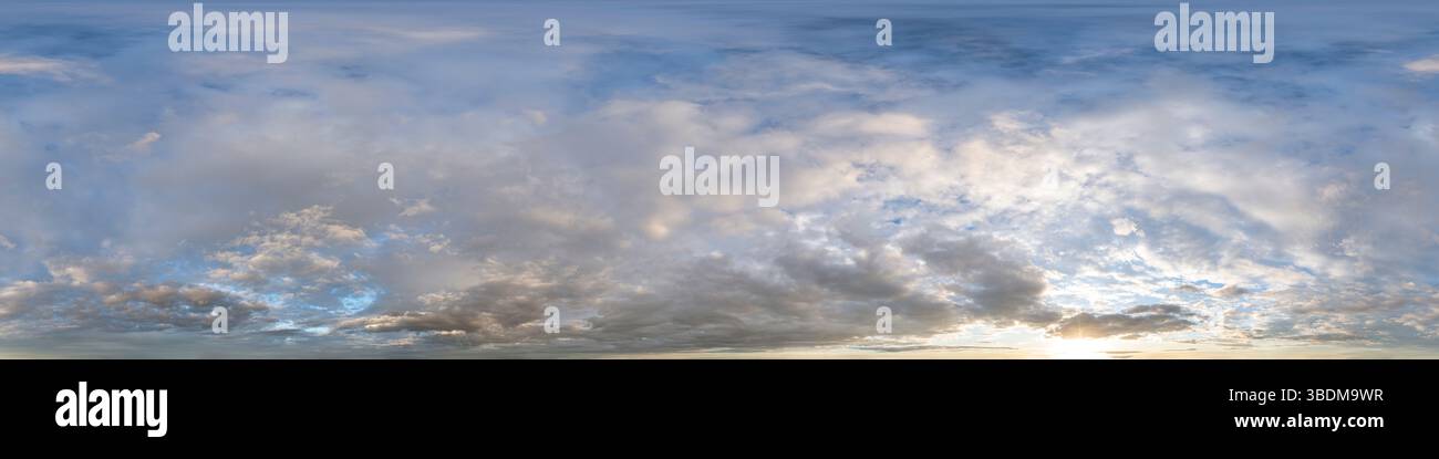 Panorama transparent avec vue à 360 degrés du ciel bleu et magnifiques nuages pour une utilisation dans des graphiques en trois dimensions comme dômes du ciel ou pour le post-traitement des clichés de drone Banque D'Images