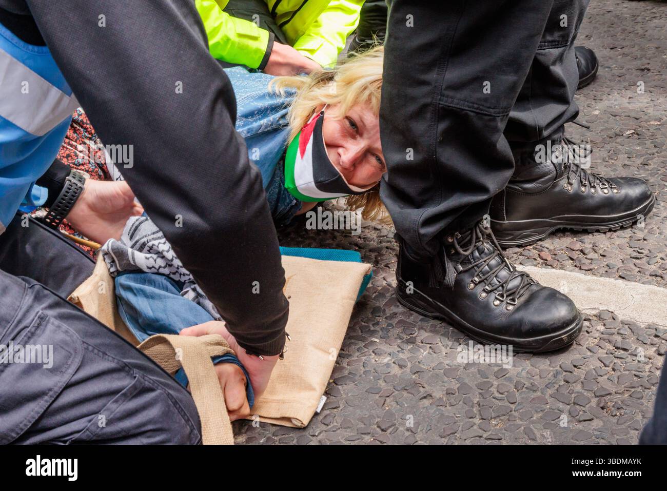 Brighton, Sussex, Royaume-Uni. 24 mai 2025. Un partisan pro-palestinien arrêté à Brighton, Sussex, lors de la manifestation de Brighton PSC (Palestine Solidarity Campaign). Crédit : Amanda Rose/Alamy Live News Banque D'Images