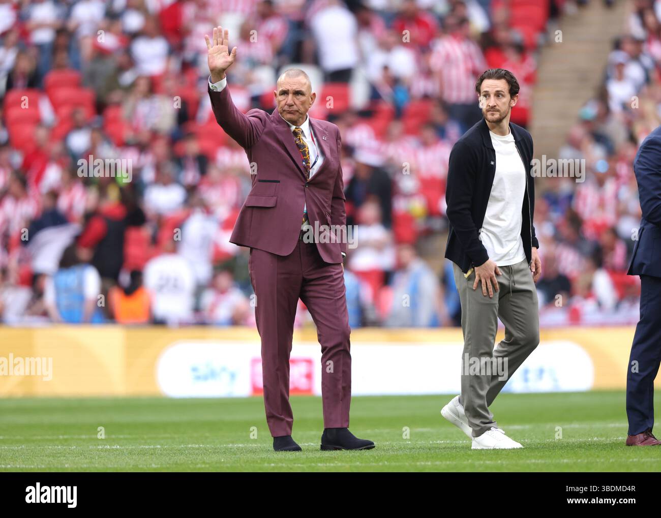 Londres, Royaume-Uni. 24 mai 2025. Vinnie Jones, acteur et ancien footballeur, et Tom Lockyer, ancien footballeur de Luton Town qui a subi un arrêt cardiaque lors d'un match contre Bournemouth, lors de la finale des play-off Sheffield United v Sunderland EFL Championship, au stade de Wembley, Londres, Royaume-Uni, le 24 mai 2025. Crédit : Paul Marriott/Alamy Live News Banque D'Images