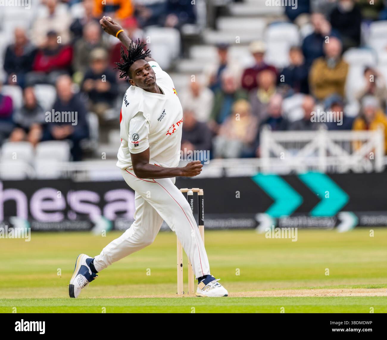 Richard Ngarava bowling pour le Zimbabwe le premier jour du Rothesay test match entre l'Angleterre et le Zimbabwe Banque D'Images