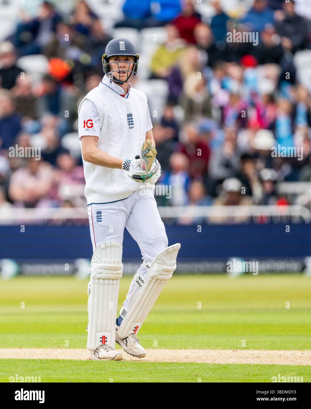 Zak Crawley battant pour l'Angleterre le premier jour du Rothesay test match entre l'Angleterre et le Zimbabwe Banque D'Images