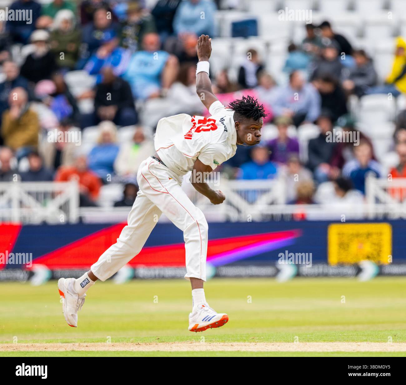 Bénir Muzarabani bowling pour le Zimbabwe le premier jour du Rothesay test match entre l'Angleterre et le Zimbabwe Banque D'Images