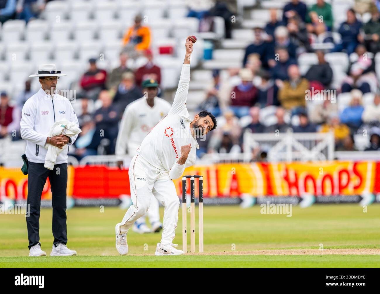 Sikandar Raza bowling pour le Zimbabwe le premier jour du Rothesay test match entre l'Angleterre et le Zimbabwe Banque D'Images