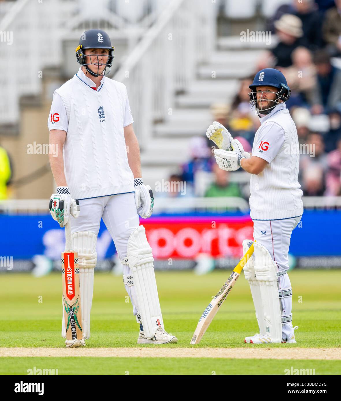 Les deux premiers joueurs anglais, Zak Crawley et Ben Duckett, le premier jour du Rothesay test match entre l'Angleterre et le Zimbabwe Banque D'Images