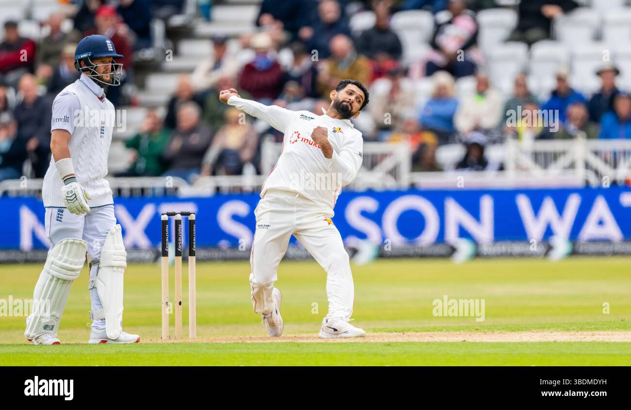 Sikandar Raza bowling pour le Zimbabwe le premier jour du Rothesay test match entre l'Angleterre et le Zimbabwe Banque D'Images
