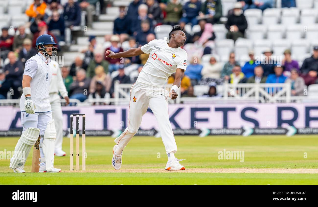Bénir Muzarabani bowling pour le Zimbabwe le premier jour du Rothesay test match entre l'Angleterre et le Zimbabwe Banque D'Images