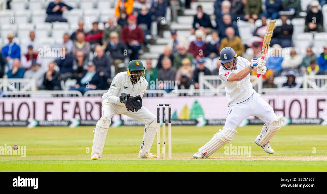Ollie Pope battant pour l'Angleterre le premier jour du Rothesay test match entre l'Angleterre et le Zimbabwe Banque D'Images