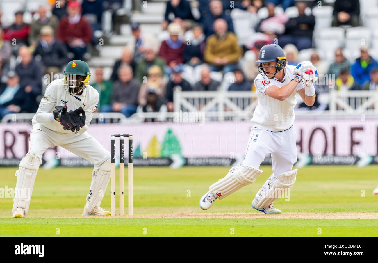 Ollie Pope battant pour l'Angleterre le premier jour du Rothesay test match entre l'Angleterre et le Zimbabwe Banque D'Images