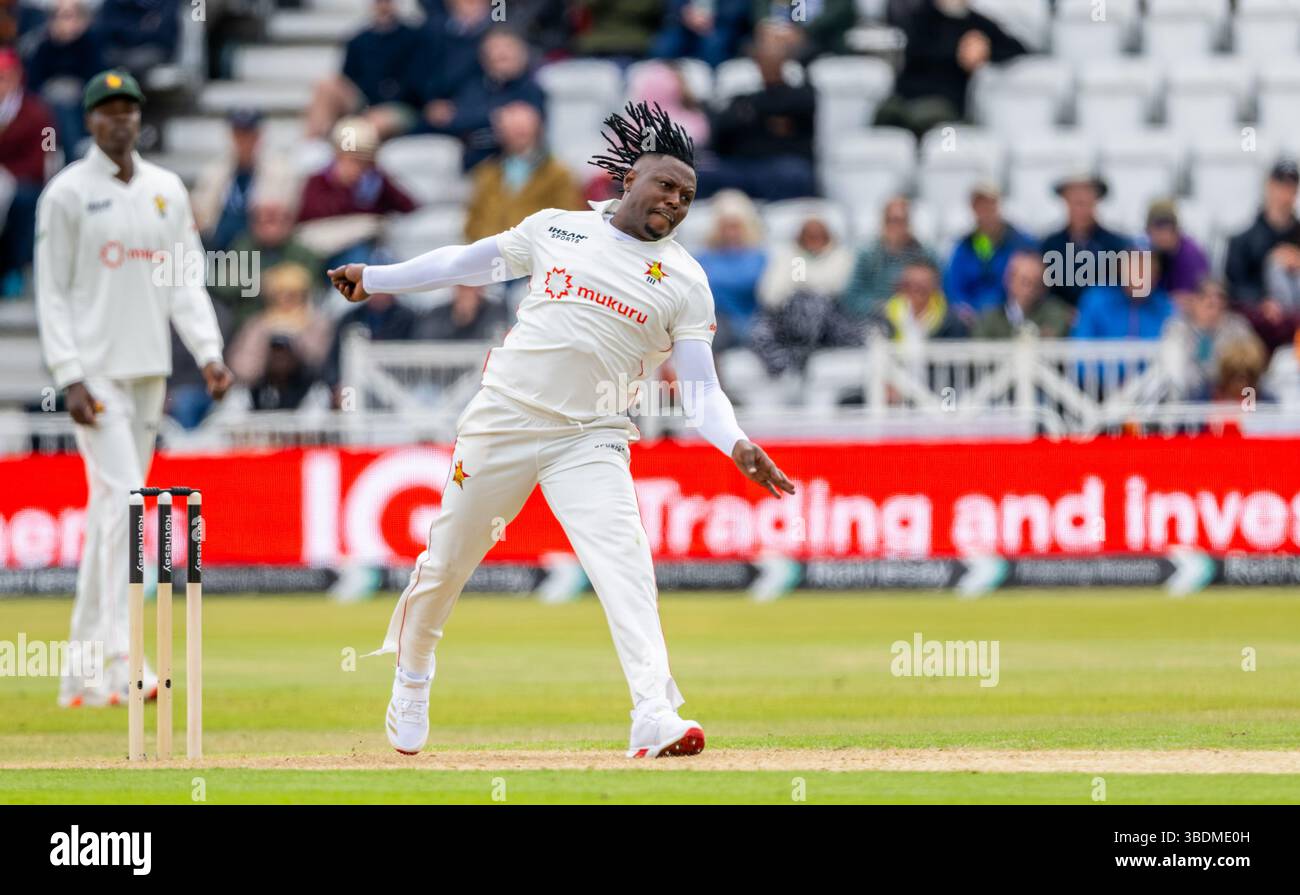 Victor Nyauchi bowling pour le Zimbabwe le premier jour du Rothesay test match entre l'Angleterre et le Zimbabwe Banque D'Images