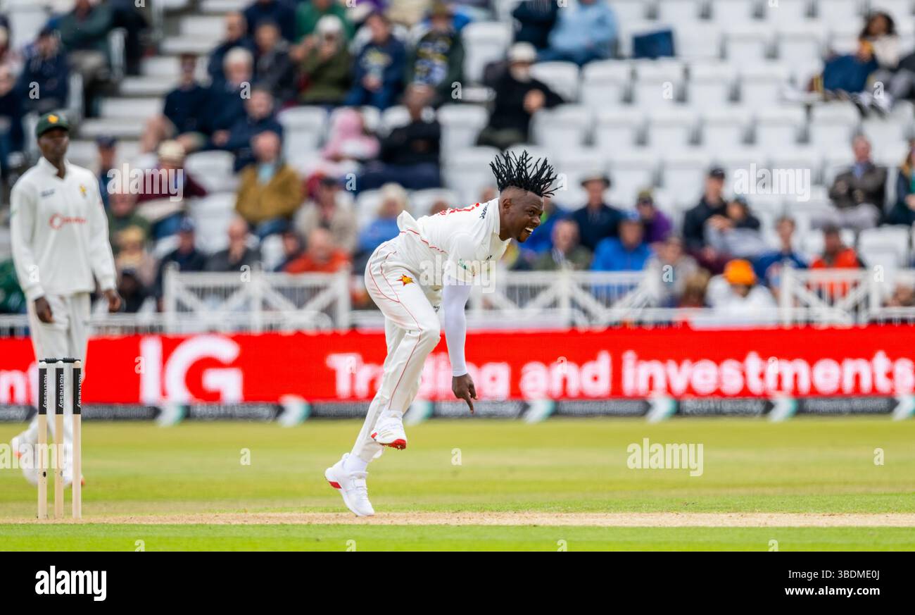 Victor Nyauchi bowling pour le Zimbabwe le premier jour du Rothesay test match entre l'Angleterre et le Zimbabwe Banque D'Images