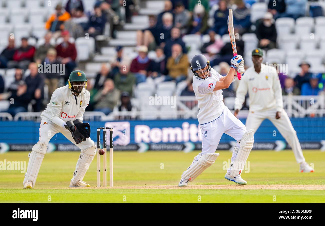 Ollie Pope battant pour l'Angleterre le premier jour du Rothesay test match entre l'Angleterre et le Zimbabwe Banque D'Images