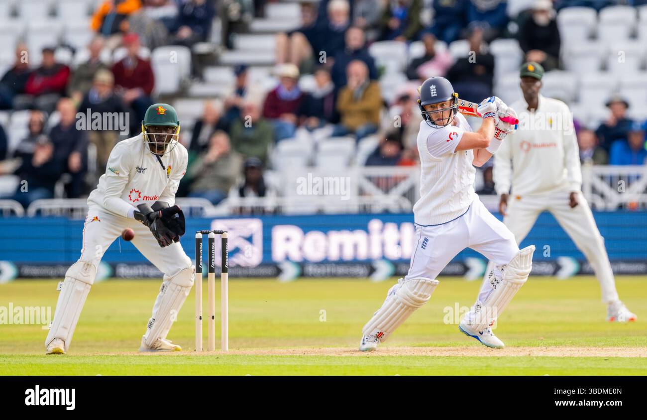 Ollie Pope battant pour l'Angleterre le premier jour du Rothesay test match entre l'Angleterre et le Zimbabwe Banque D'Images