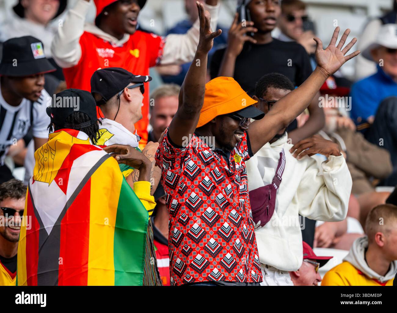 Supporters du Zimbabwe au pont de Trent le premier jour du Rothesay test match entre l'Angleterre et le Zimbabwe Banque D'Images