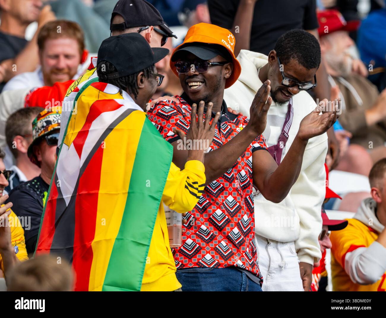 Supporters du Zimbabwe au pont de Trent le premier jour du Rothesay test match entre l'Angleterre et le Zimbabwe Banque D'Images
