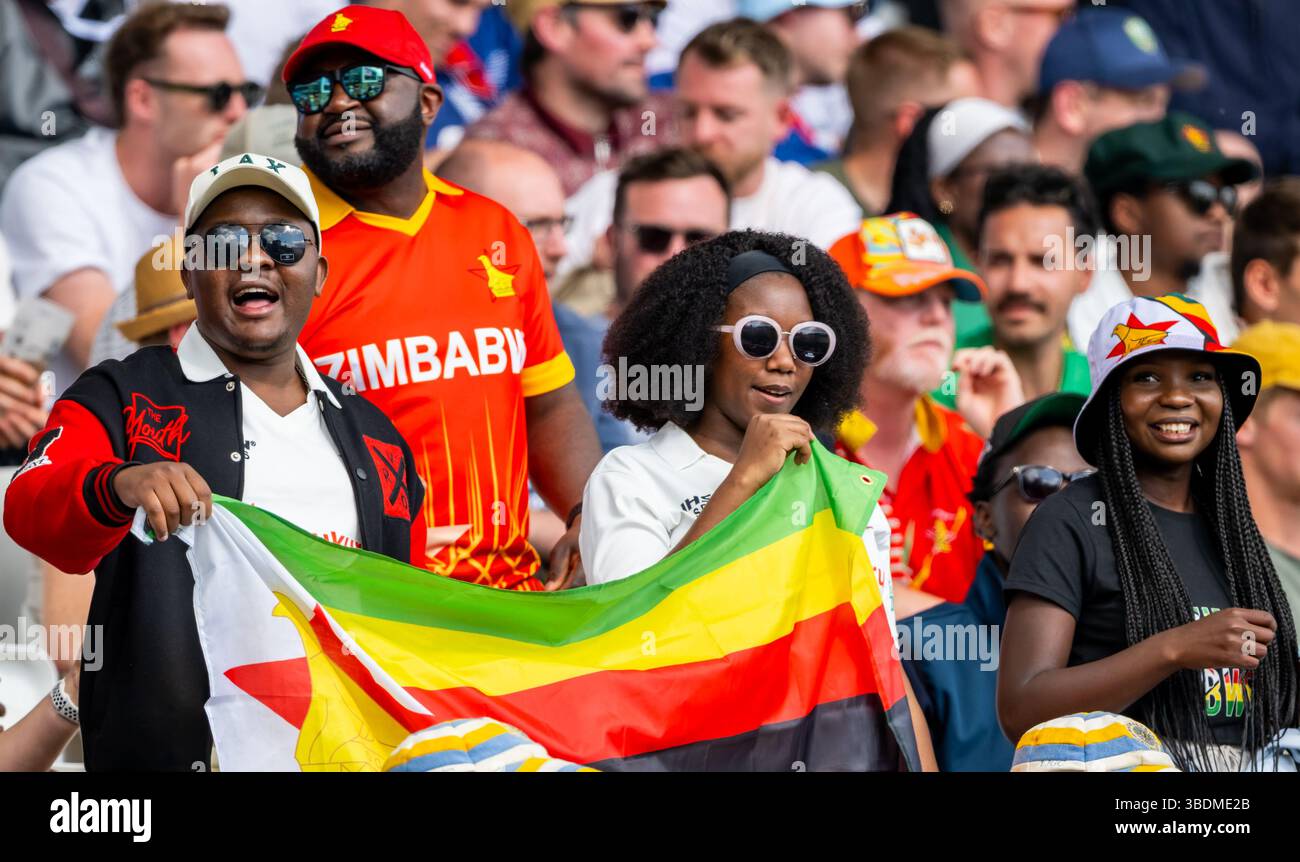 Supporters du Zimbabwe au pont de Trent le premier jour du Rothesay test match entre l'Angleterre et le Zimbabwe Banque D'Images