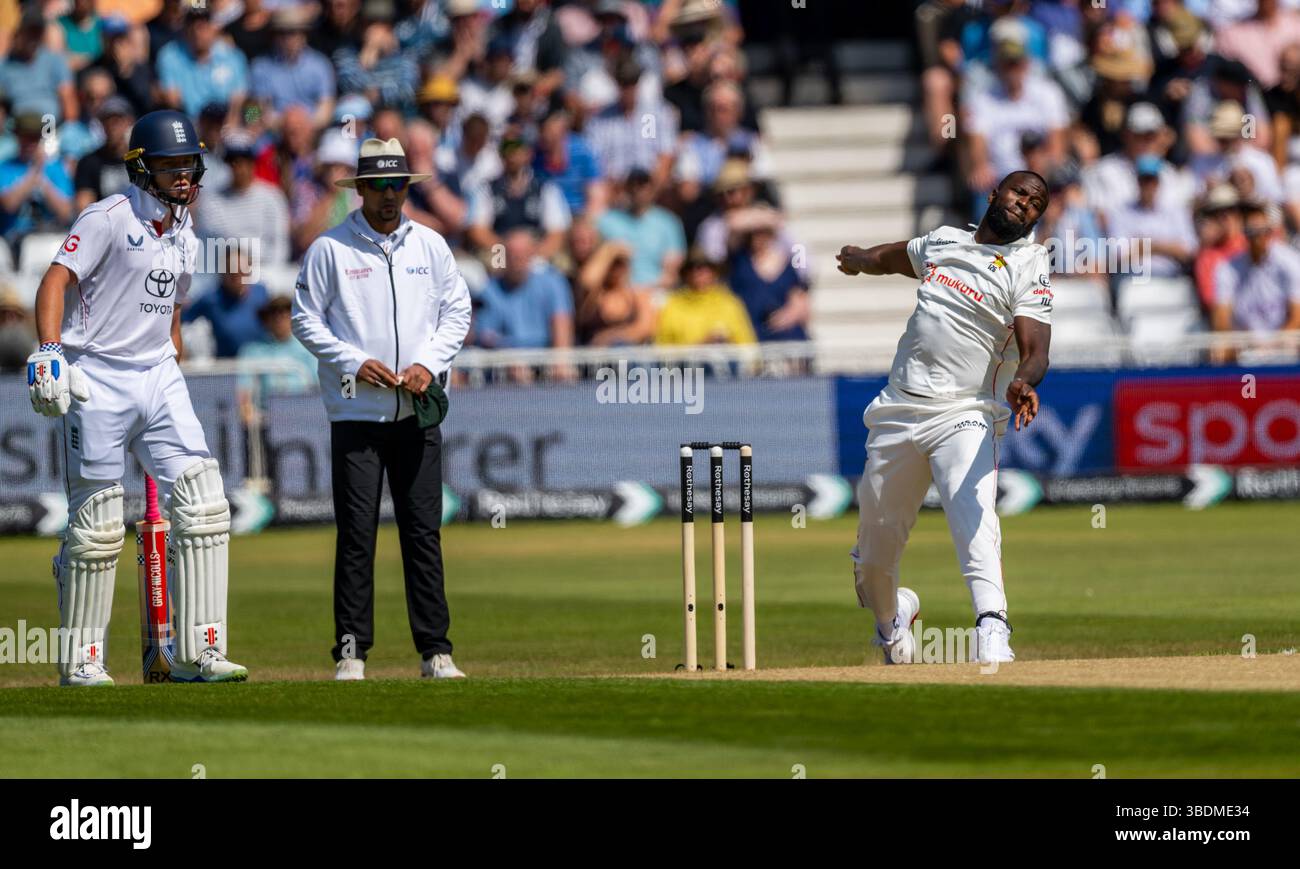 Tanaka Chivanga bowling pour le Zimbabwe le deuxième jour du Rothesay test match entre l'Angleterre et le Zimbabwe Banque D'Images