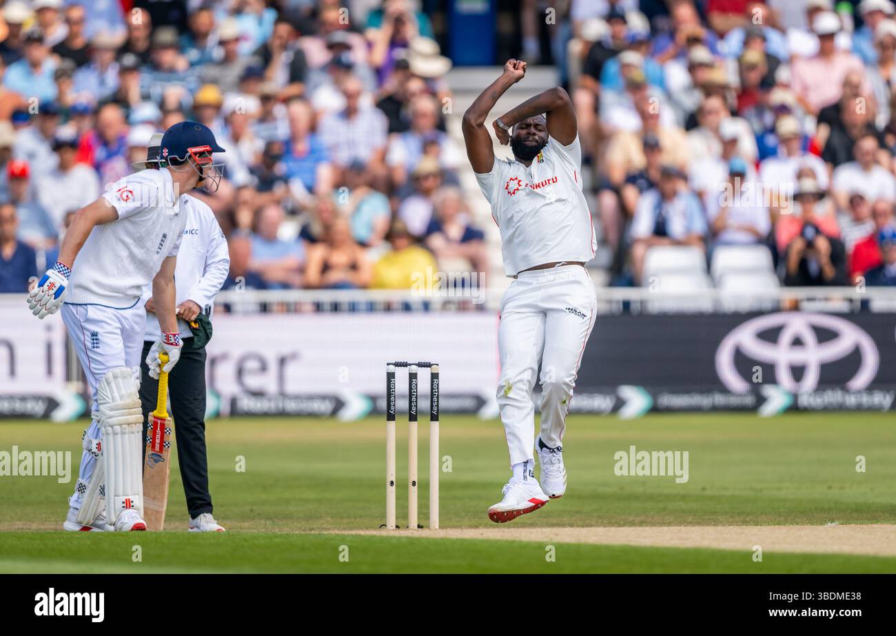 Tanaka Chivanga bowling pour le Zimbabwe le deuxième jour du Rothesay test match entre l'Angleterre et le Zimbabwe Banque D'Images