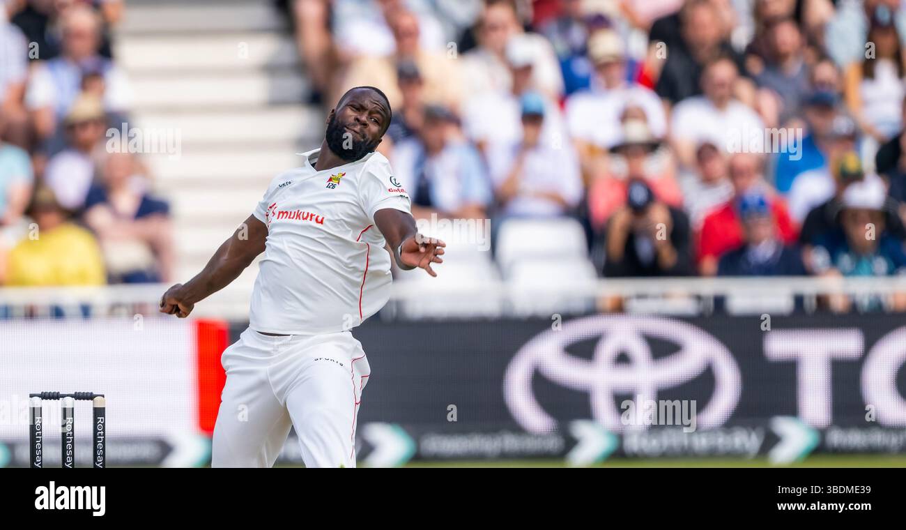 Tanaka Chivanga bowling pour le Zimbabwe le deuxième jour du Rothesay test match entre l'Angleterre et le Zimbabwe Banque D'Images