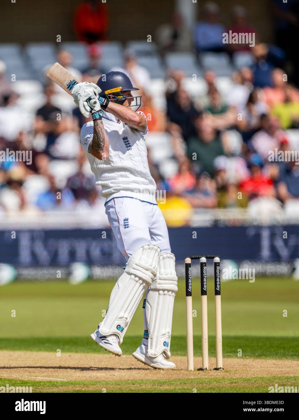 Ben Stokes battant pour l'Angleterre le deuxième jour du Rothesay test match entre l'Angleterre et le Zimbabwe Banque D'Images