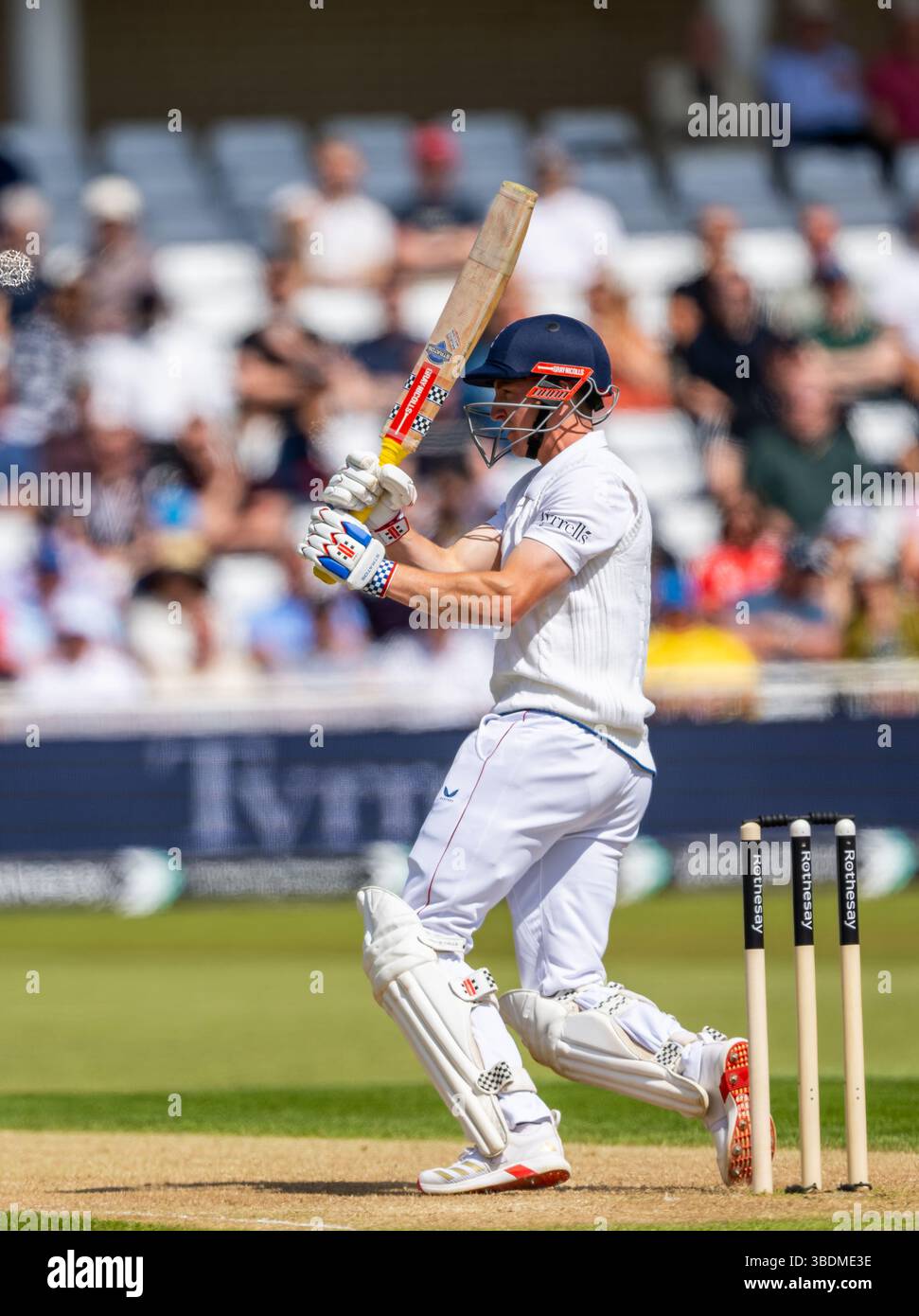 Harry Brook battant pour l'Angleterre le deuxième jour du Rothesay test match entre l'Angleterre et le Zimbabwe Banque D'Images