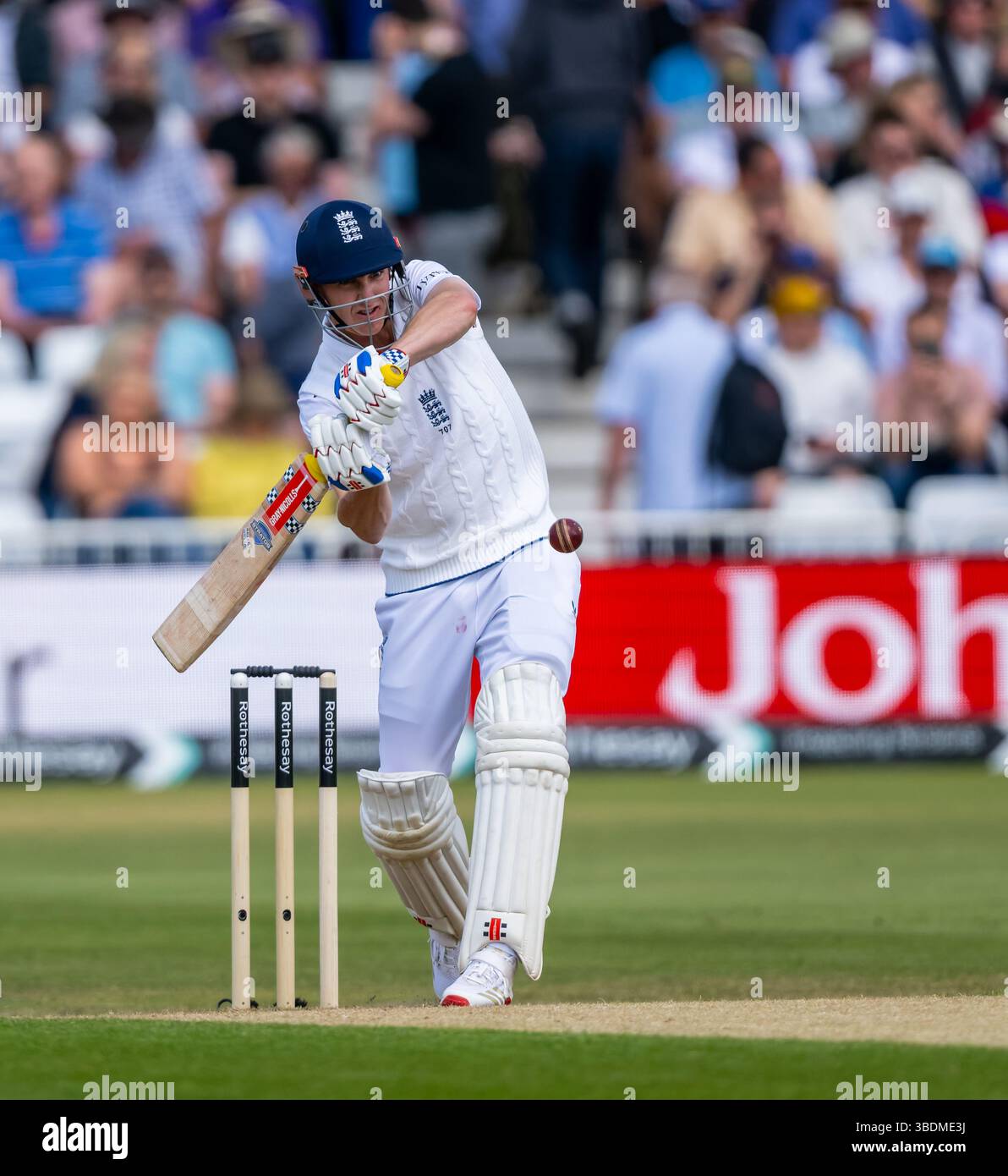 Harry Brook battant pour l'Angleterre le deuxième jour du Rothesay test match entre l'Angleterre et le Zimbabwe Banque D'Images