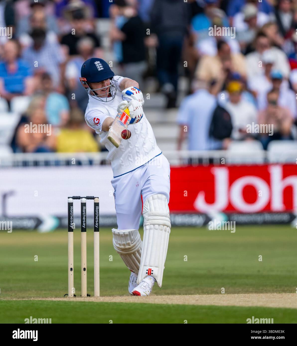 Harry Brook battant pour l'Angleterre le deuxième jour du Rothesay test match entre l'Angleterre et le Zimbabwe Banque D'Images